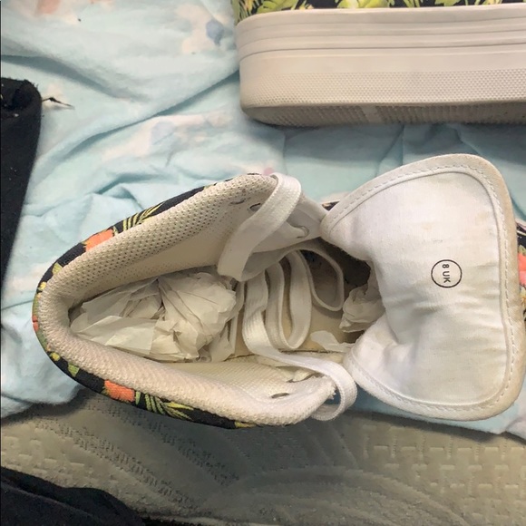 Shoes - Picture 4 of 7